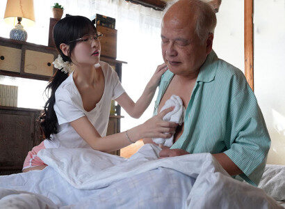 Lớp học vắng vẻ, tiếng rên rỉ dâm đãng của cô giáo vang vọng khắp phòng